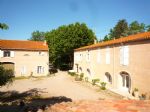 Vue jardin du charmant domaine viticole en Languedoc