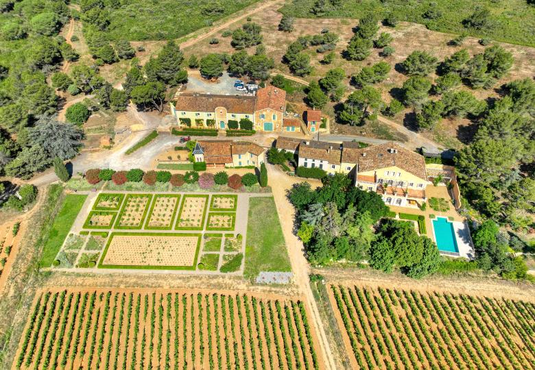 vente domaine viticole proche mer méditerranée bio bâtiments