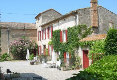 a-vendre-propriété-en-Languedoc-avec-gîtes-piscine-et -salle-de-reception