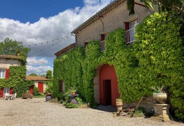 a-vendre-propriété-en-Languedoc-avec-gîtes-salle-de-reception-et-piscine