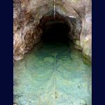 Curiosité surprenante, cachée dans une magnifique grotte une source coule en abondance