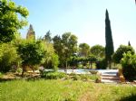 Vue jardin avec piscine d'un charmant domaine viticole en Languedoc