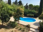 Vue jardin avec piscine d'un charmant domaine viticole