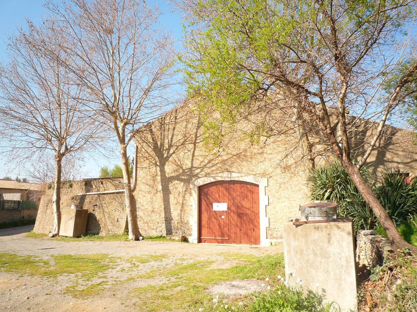 Vue de l'entrée du domaine viticole dans l'Aude à vendre