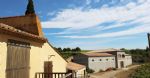 Vue extérieure de derrière du mas, du domaine viticole Bio dans l'Aude en AOP Corbières