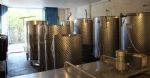 La cave de vinification du domaine viticole bio dans l'Aude, à vendre