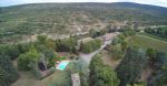 Vue aérienne du domaine viticole à vendre en Occitanie