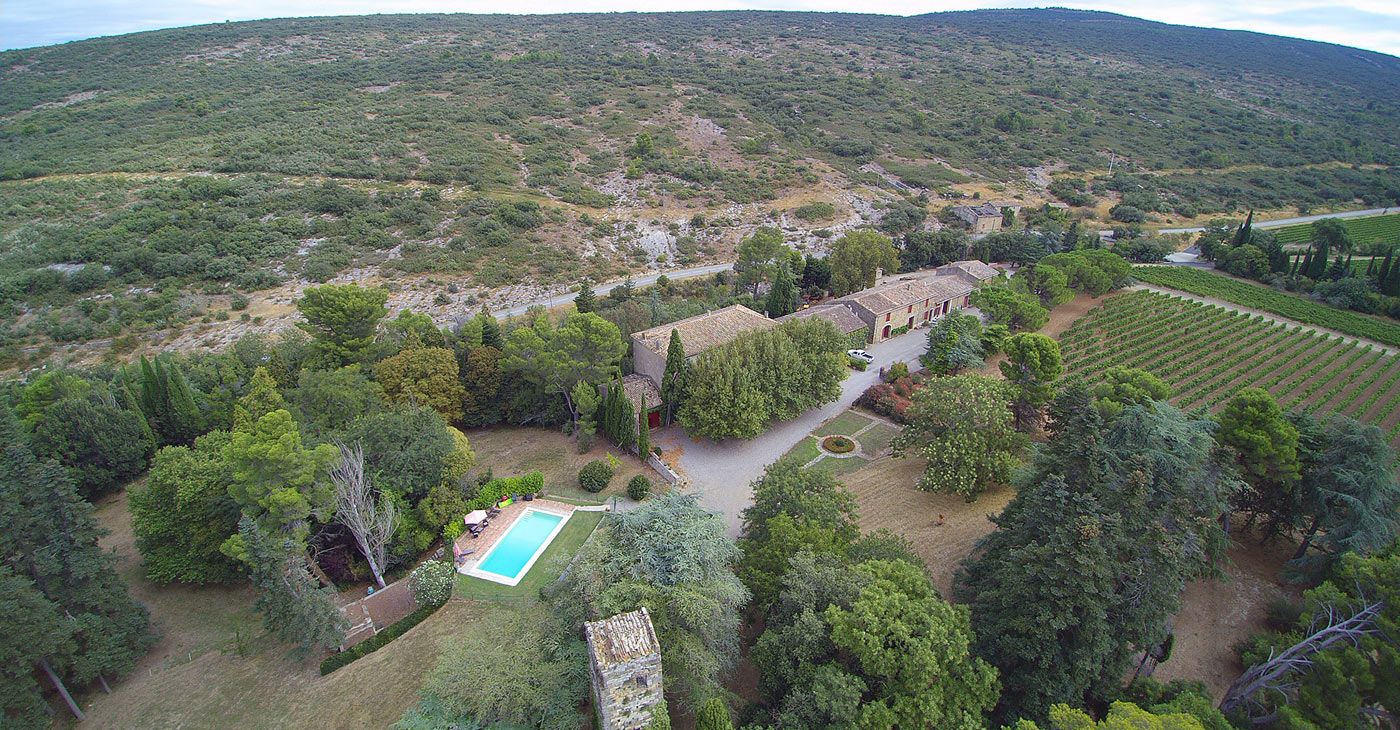 Vue aérienne du domaine viticole à vendre en Occitanie